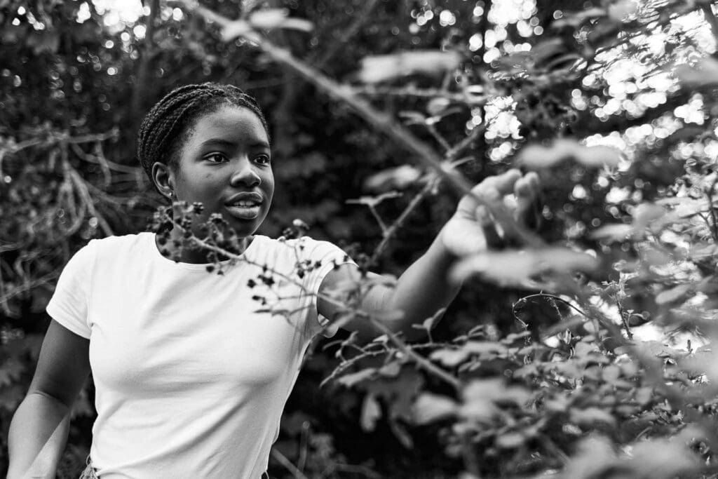 Picking blackberries in Jubilee Park in Bickley during a family photoshoot