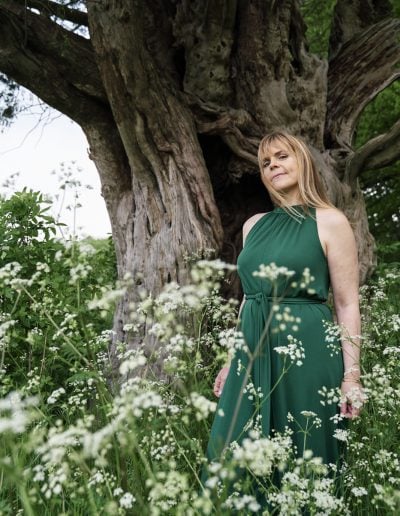 Playful and care-free branding photography in nature for a coach and therapist.