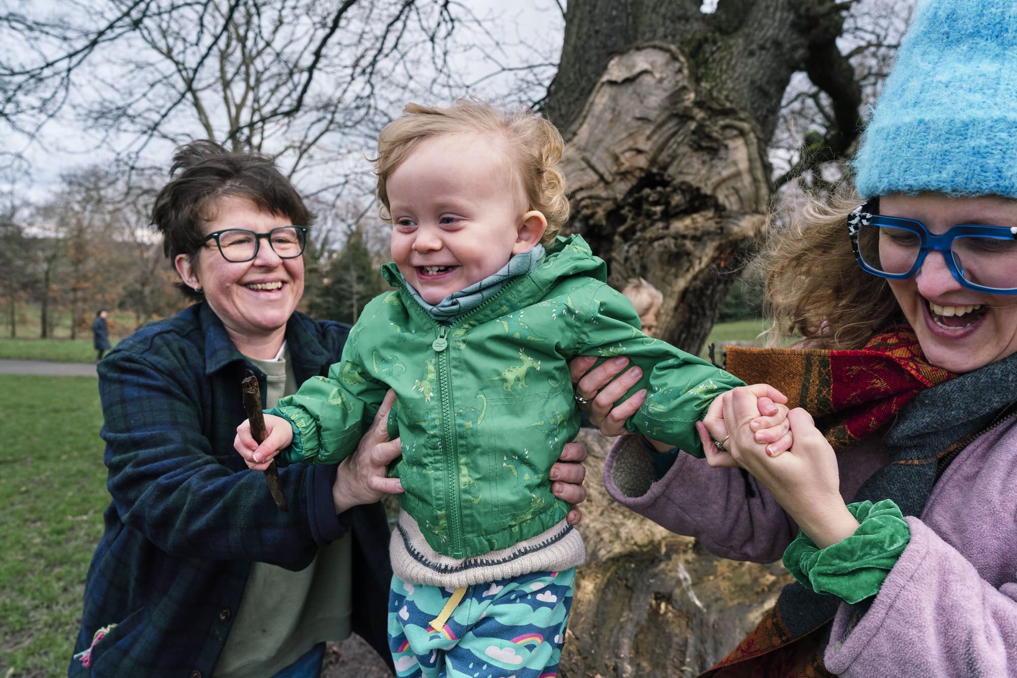 Family gaving fun together in a South-East London park during a relaxed spring mini family photography session.